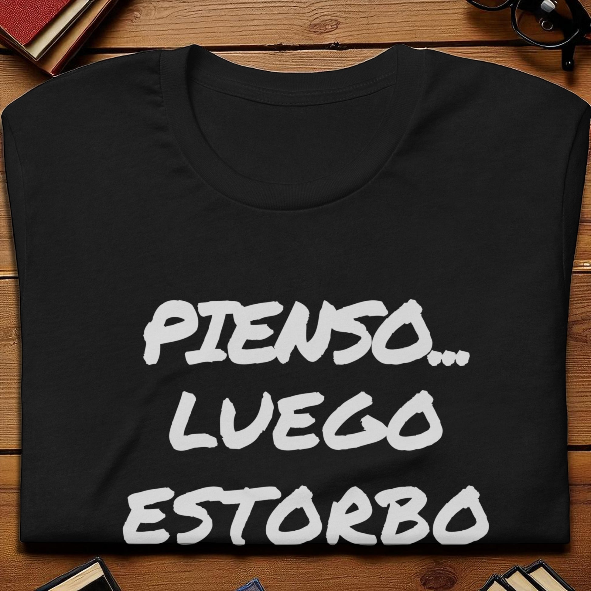 Camiseta con la frase en disposición flatlay con accesorios de escritorio.