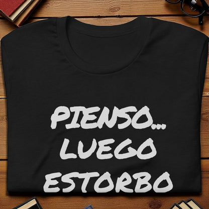 Camiseta con la frase en disposición flatlay con accesorios de escritorio.