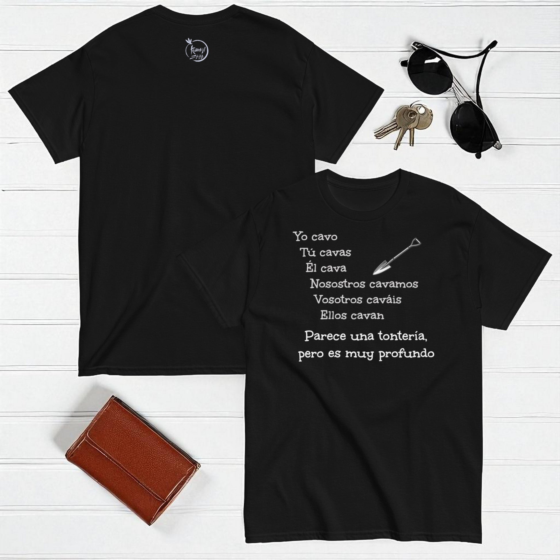 Camiseta negra con frase de broma yo cavo en composicion flatlay con cuaderno