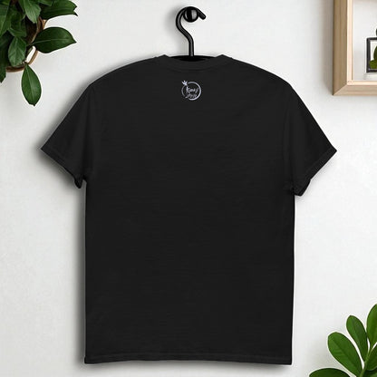 Camiseta negra en percha vista de espalda sin estampado con logo Kuzen Saha con libélula