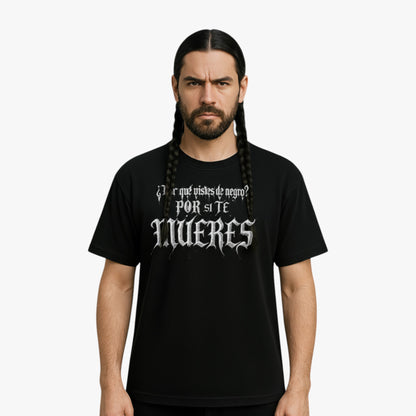 Camiseta negra unisex “¿Por qué estás de negro? Por si te mueres” modelo hombre  frontal
