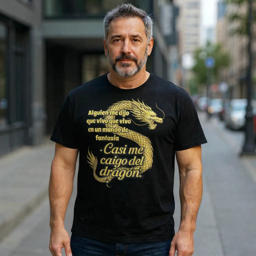 Hombre en la calle con camiseta negra unisex con dragon dorado y frase Casi me caigo del dragon