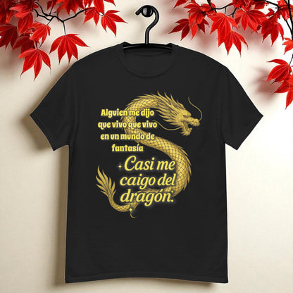 Camiseta negra en percha vista frontal con dragon dorado y frase Casi me caigo del dragon