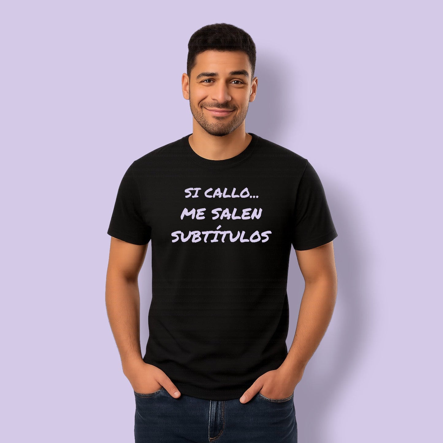 Camiseta negra unisex con frase Si callo me salen subtítulos en modelo hombre vista frontal