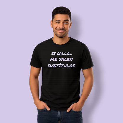 Camiseta negra unisex con frase Si callo me salen subtítulos en modelo hombre vista frontal