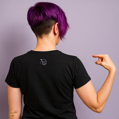 Camiseta negra unisex con frase Si callo me salen subtítulos vista de espalda en modelo mujer