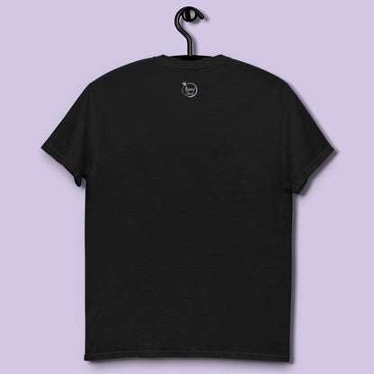 Camiseta negra unisex con frase Si callo me salen subtítulos colgada en percha vista espalda con logo Kuzen Saha