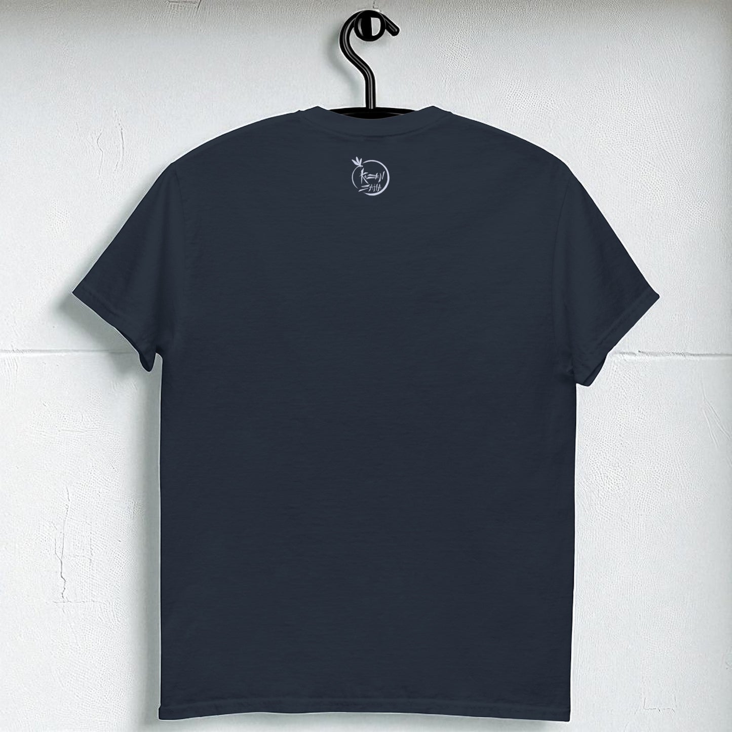 Camiseta azul marino en percha vista de espalda sin estampado