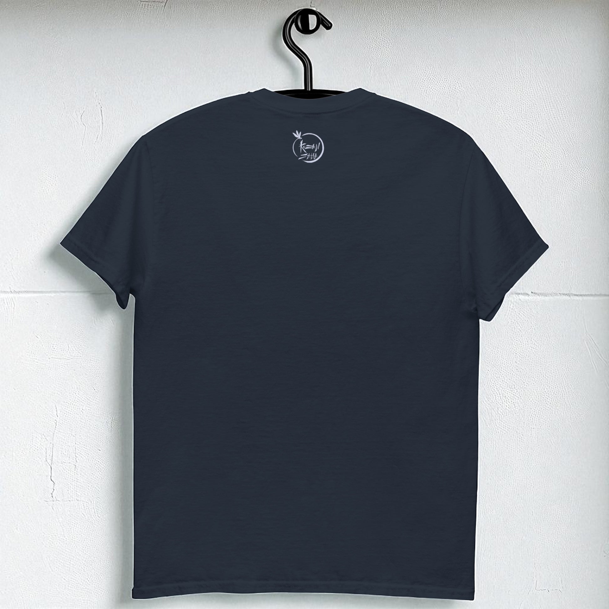 Camiseta azul marino en percha vista de espalda sin estampado