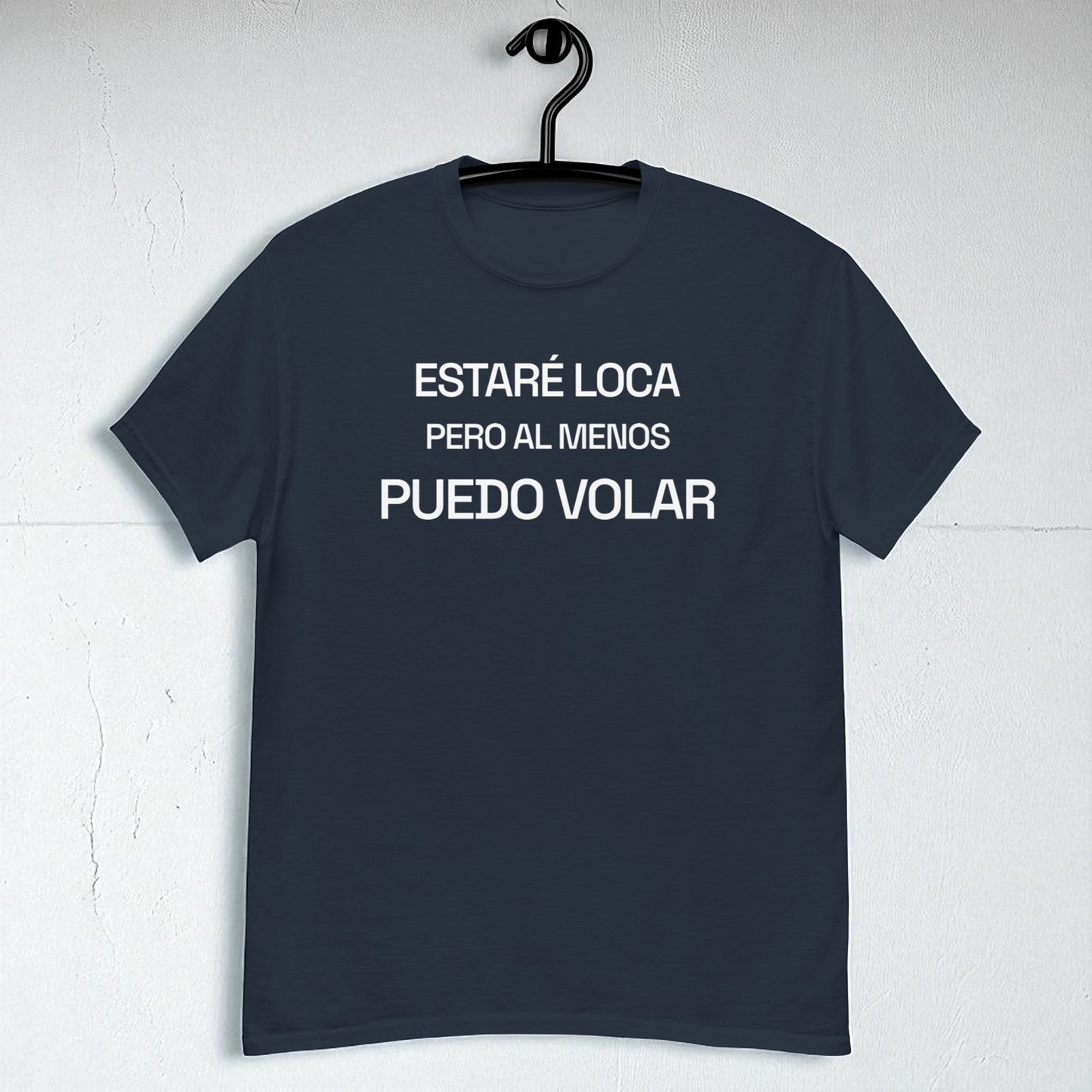 Camiseta azul marino en percha vista frontal con la frase estare loca pero al menos puedo volar
