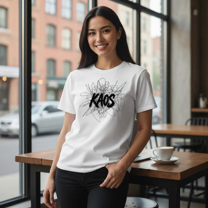 Camiseta unisex blanca kaos modelo mujer en cafetería
