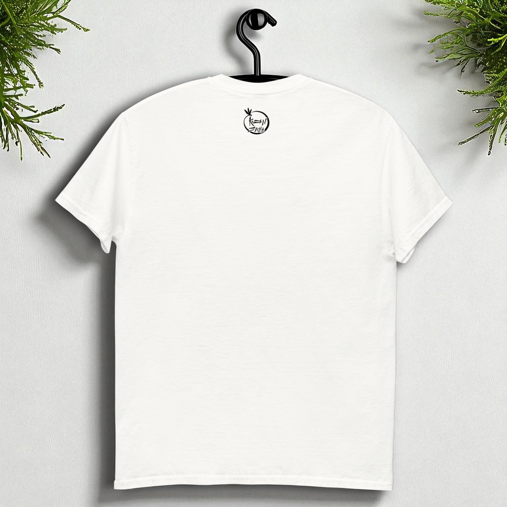 Camiseta blanca en percha vista de espalda sin estampado