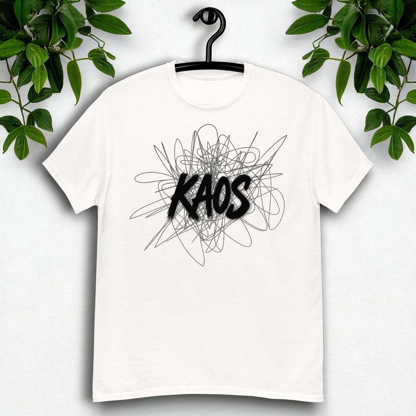 Camiseta blanca en percha vista frontal con grafico kaos