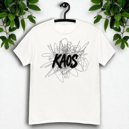 Camiseta blanca en percha vista frontal con grafico kaos