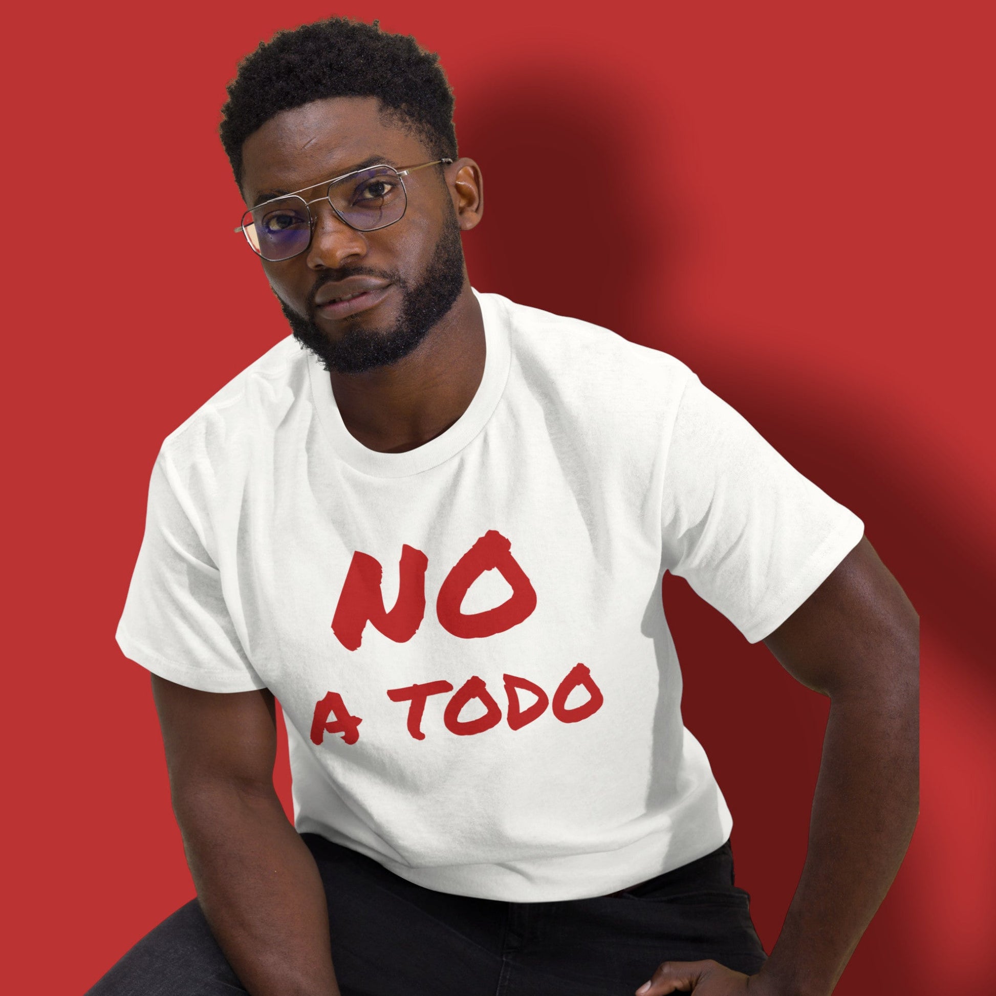 Hombre con camiseta blanca con la frase no a todo en estudio