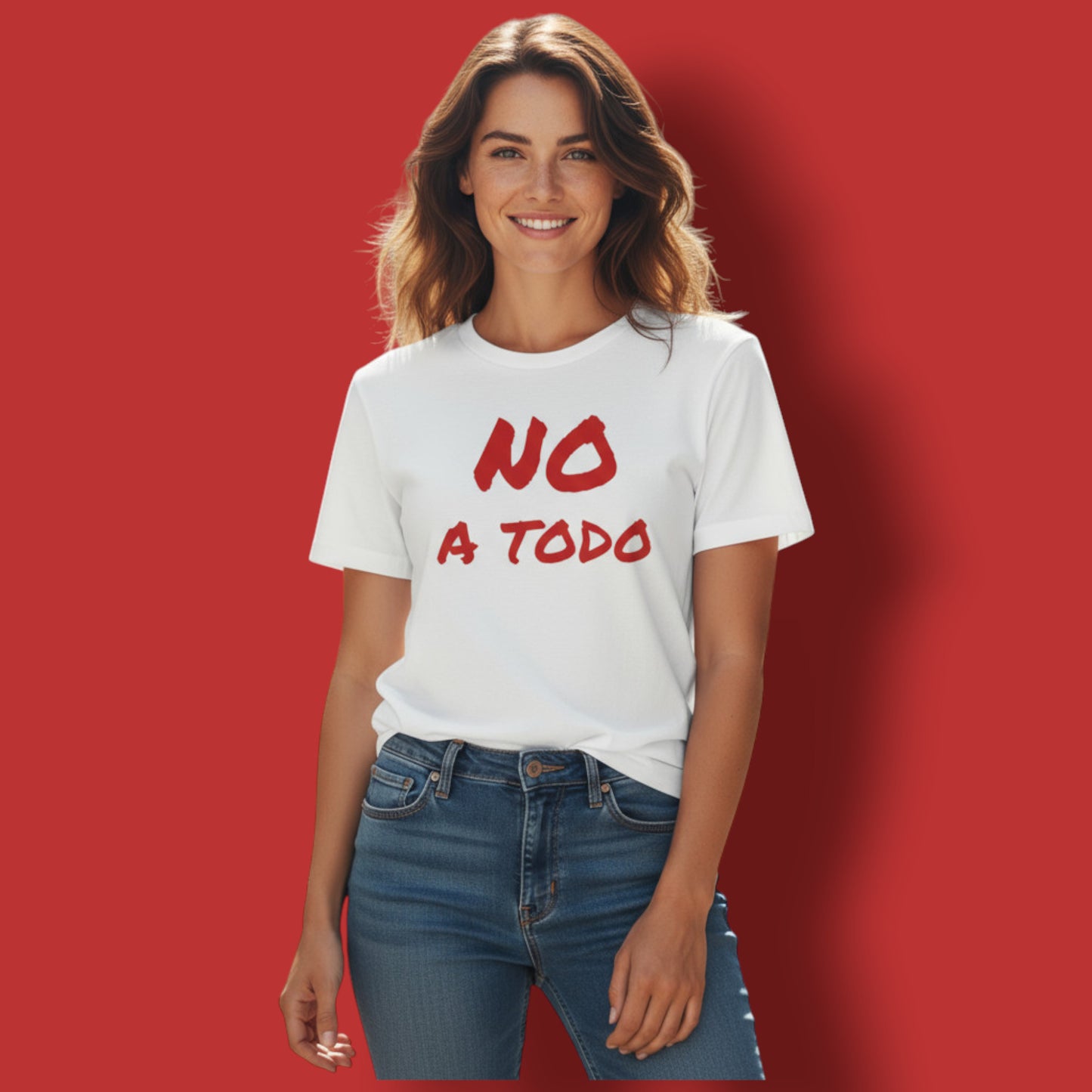 Mujer con camiseta blanca con la frase no a todo sobre fondo rojo