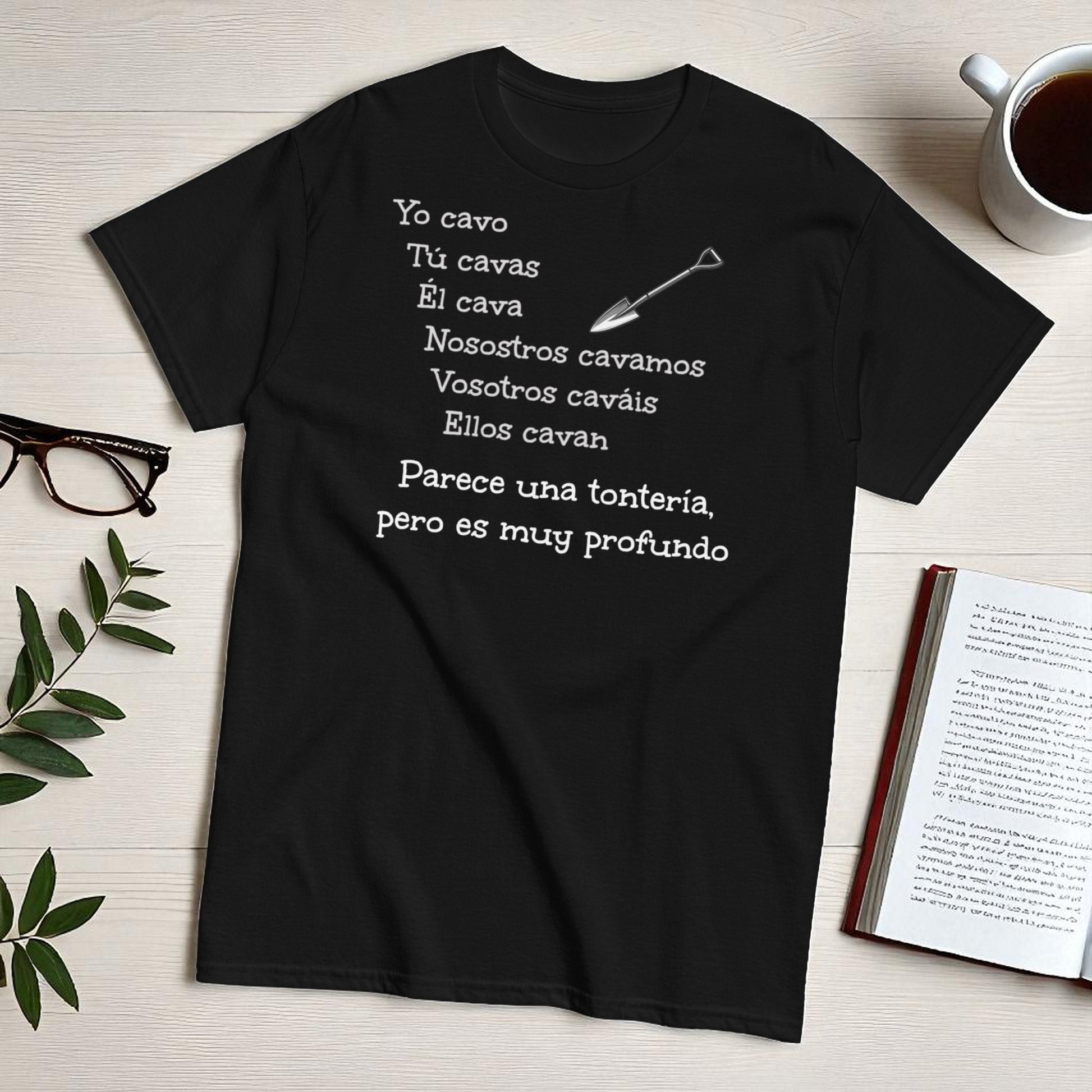 Camiseta negra con frase de broma yo cavo en composicion flatlay con cuaderno