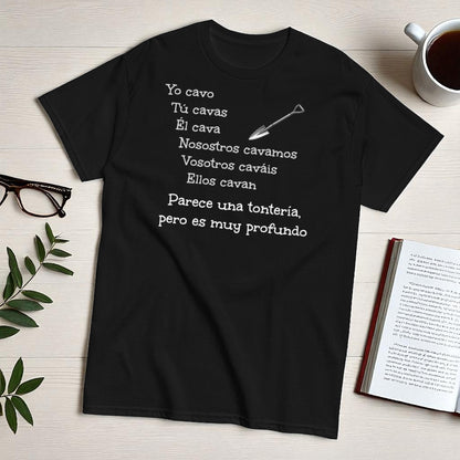 Camiseta negra con frase de broma yo cavo en composicion flatlay con cuaderno