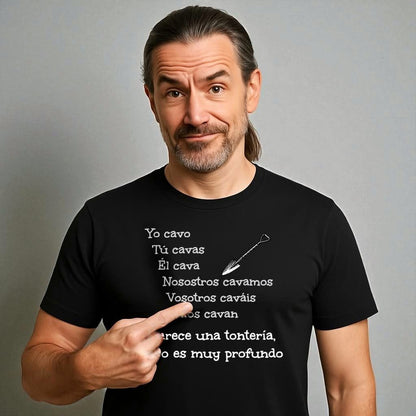 Hombre en estudio pared gris señalando camiseta negra con frase de broma yo cavo