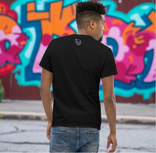 Camiseta unisex negra broma del cavar modelo hombre frente a mural espalda con logo con libélula Kuzen Saha