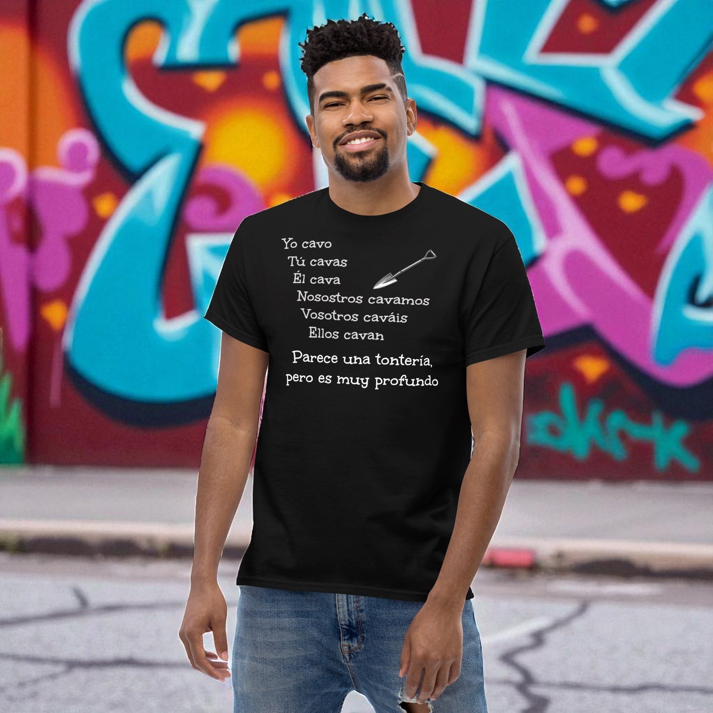Hombre frente a mural con camiseta negra con frase de broma yo cavo