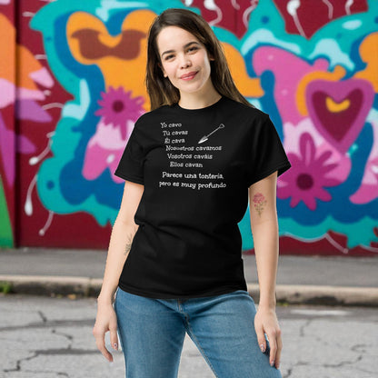 Mujer frente a mural con camiseta negra con frase de broma yo cavo