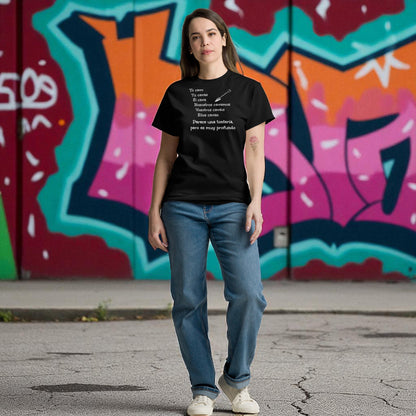 Camiseta unisex negra broma del cavar modelo mujer mural frontal