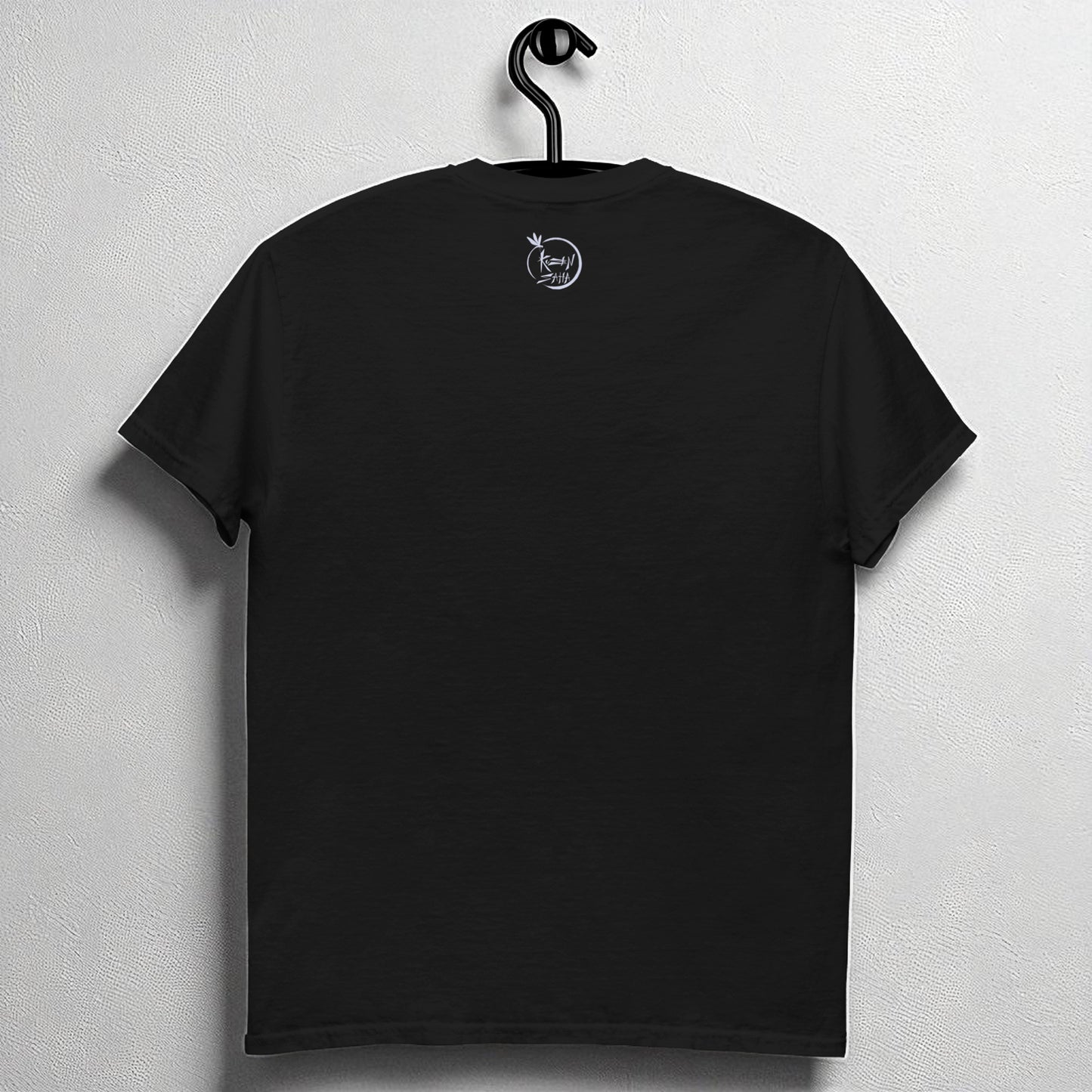 Camiseta negra en percha vista de espalda con logo Kuzen Saha con libélula