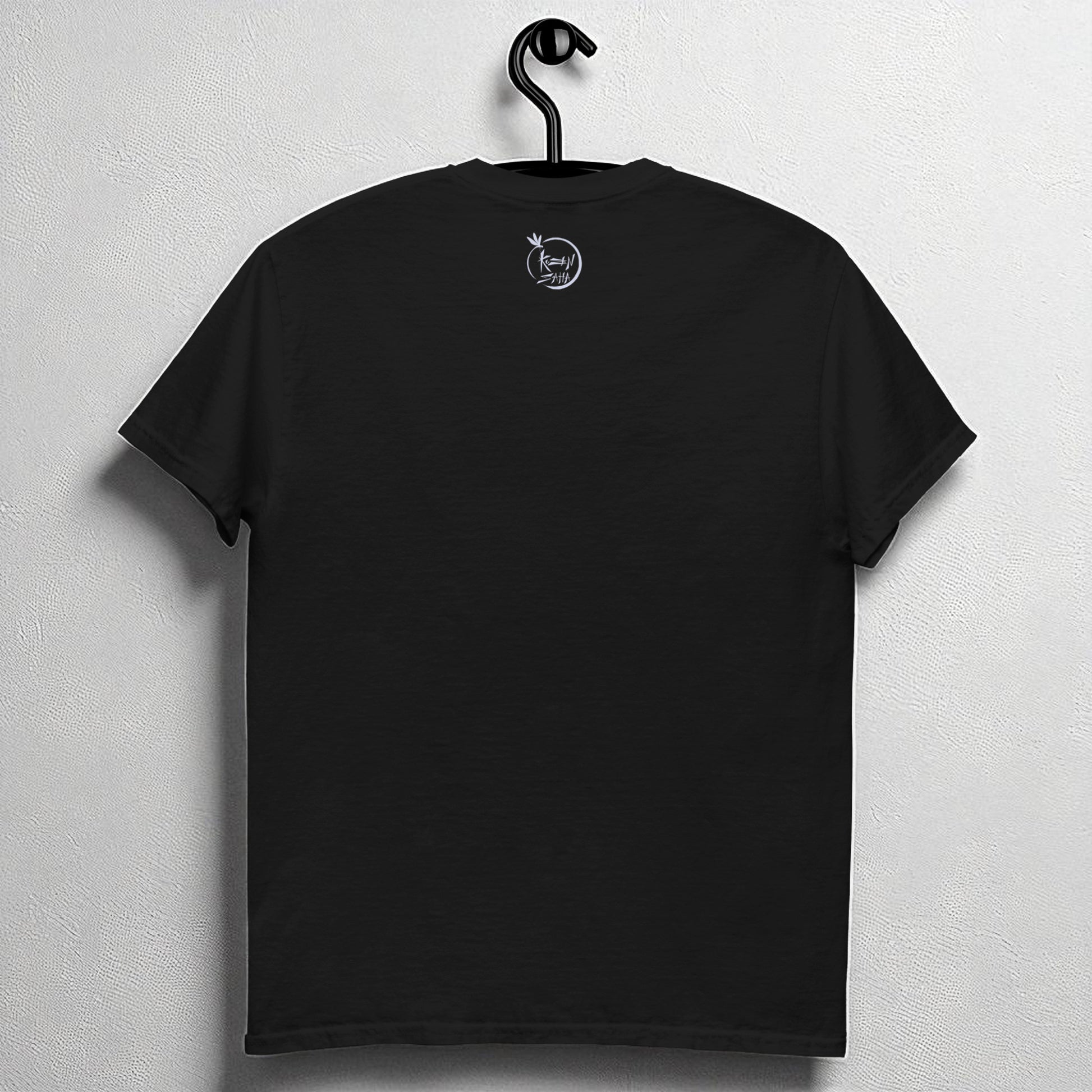Camiseta negra en percha vista de espalda con logo Kuzen Saha con libélula