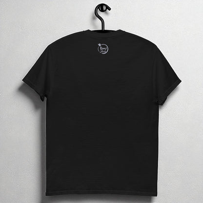 Camiseta negra en percha vista de espalda con logo Kuzen Saha con libélula