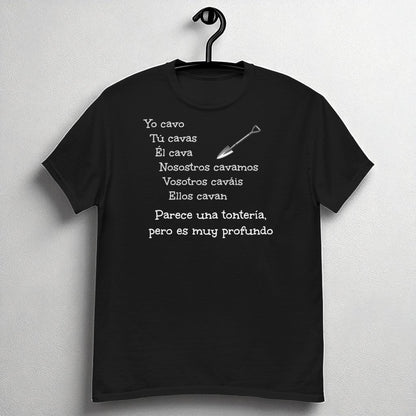 Camiseta negra en percha con frase de broma impresa enel frente