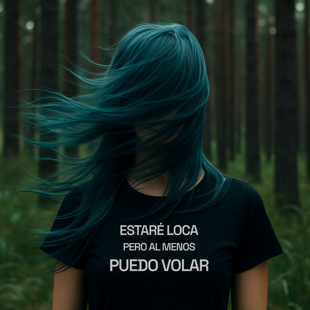 Mujer en el bosque con camiseta negra con la frase estare loca pero al menos puedo volar vista frontal