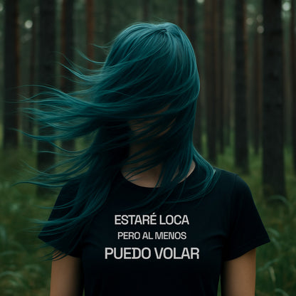 Mujer en el bosque con camiseta negra con la frase estare loca pero al menos puedo volar vista frontal