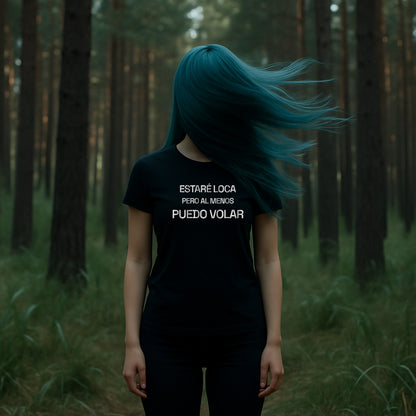 Mujer caminando de frente en el bosque con camiseta negra con la frase estare loca pero al menos puedo volar