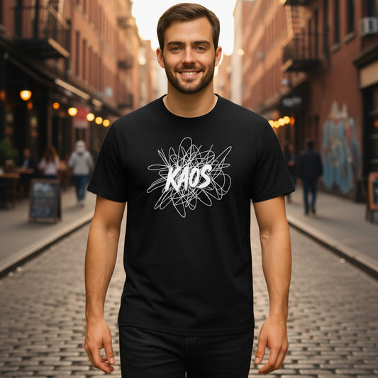 Hombre con camiseta negra kaos caminando por la calle