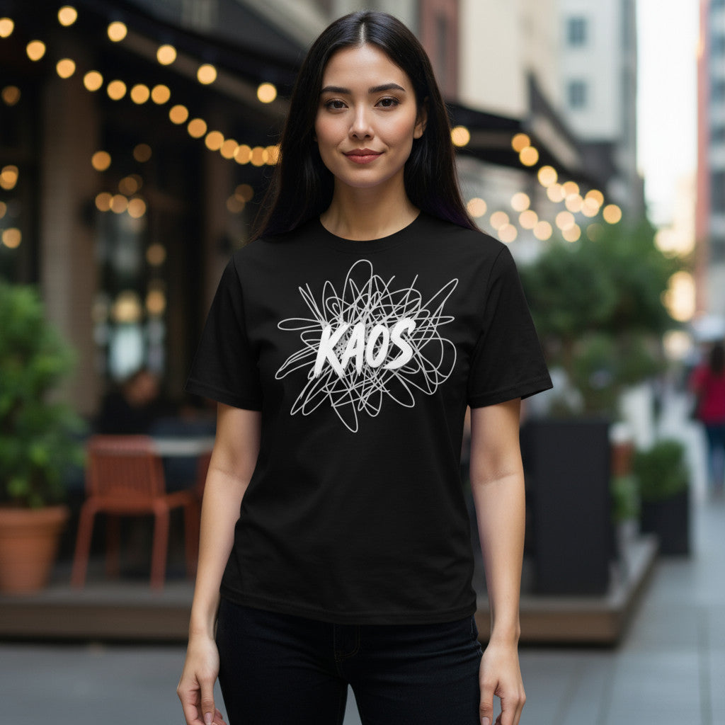 Mujer con camiseta negra kaos estilo tipografico en calle con luces de fondo