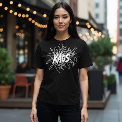 Mujer con camiseta negra kaos estilo tipografico en calle con luces de fondo