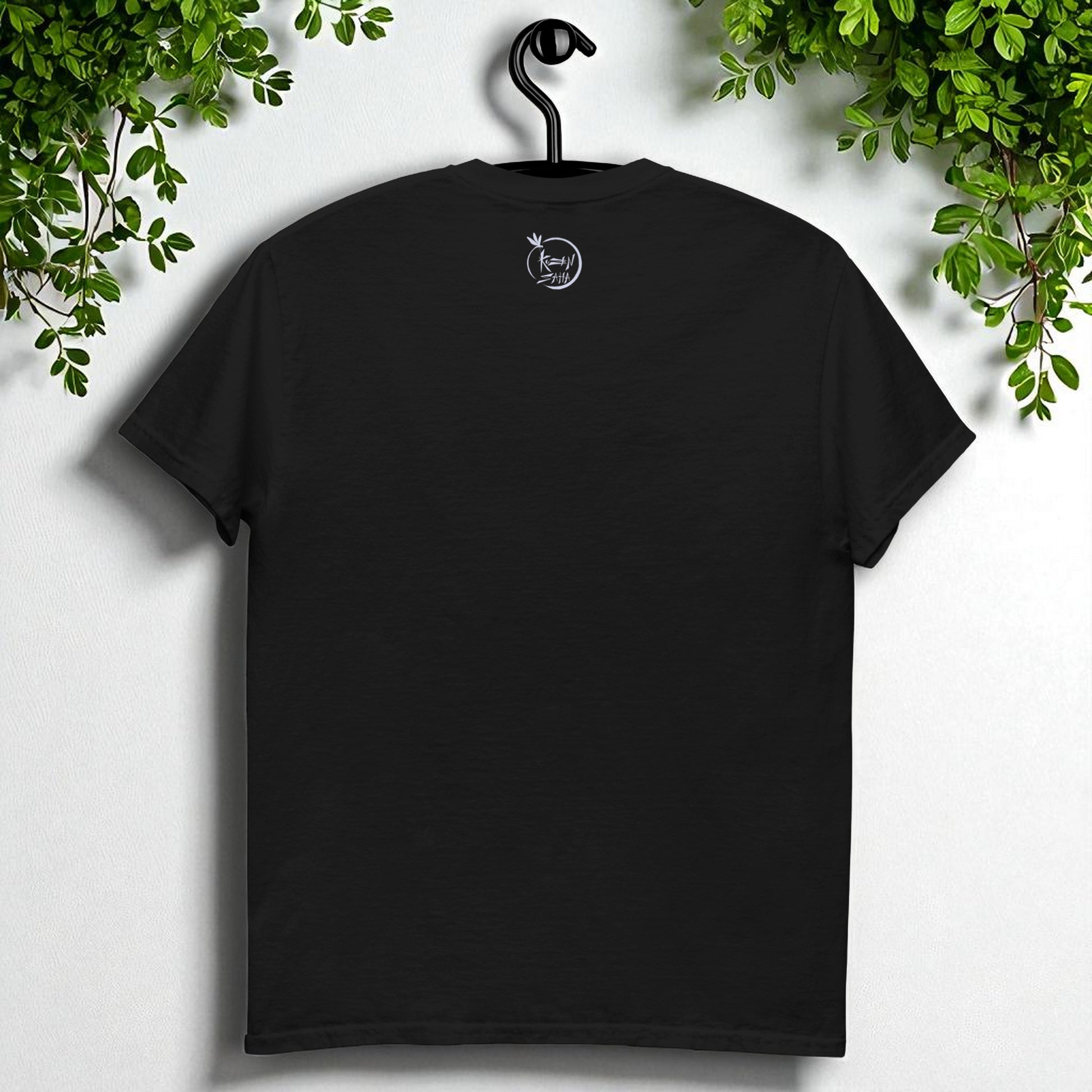 Camiseta negra en percha vista de espalda sin estampado y con logo Kuzen saha con libélula