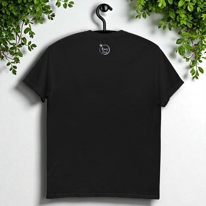 Camiseta negra en percha vista de espalda sin estampado y con logo Kuzen saha con libélula