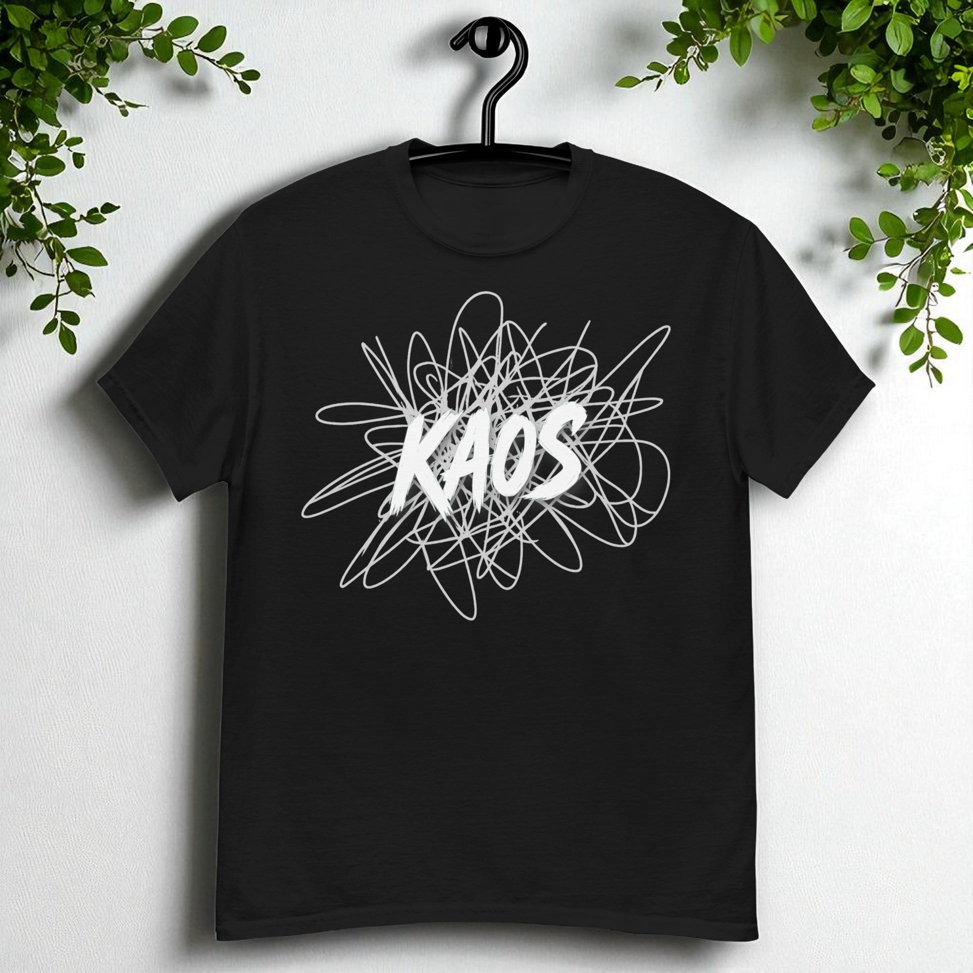 Camiseta negra en percha vista frontal con grafico kaos