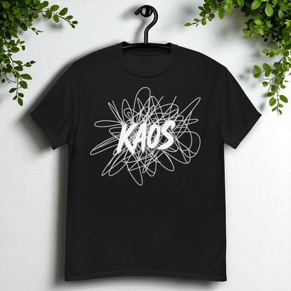 Camiseta negra en percha vista frontal con grafico kaos