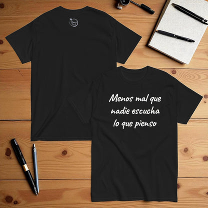 Camiseta negra con la frase menos mal que nadie escucha lo que pienso sobre fondo de madera con accesorios