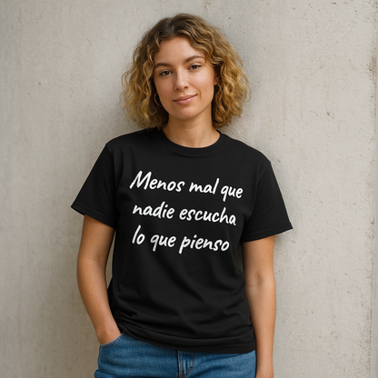 Mujer con camiseta negra con la frase menos mal que nadie escucha lo que pienso frente a pared clara