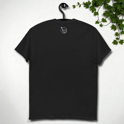 Camiseta negra en percha vista de espalda sin estampado con logo libélula Kuzen Saha