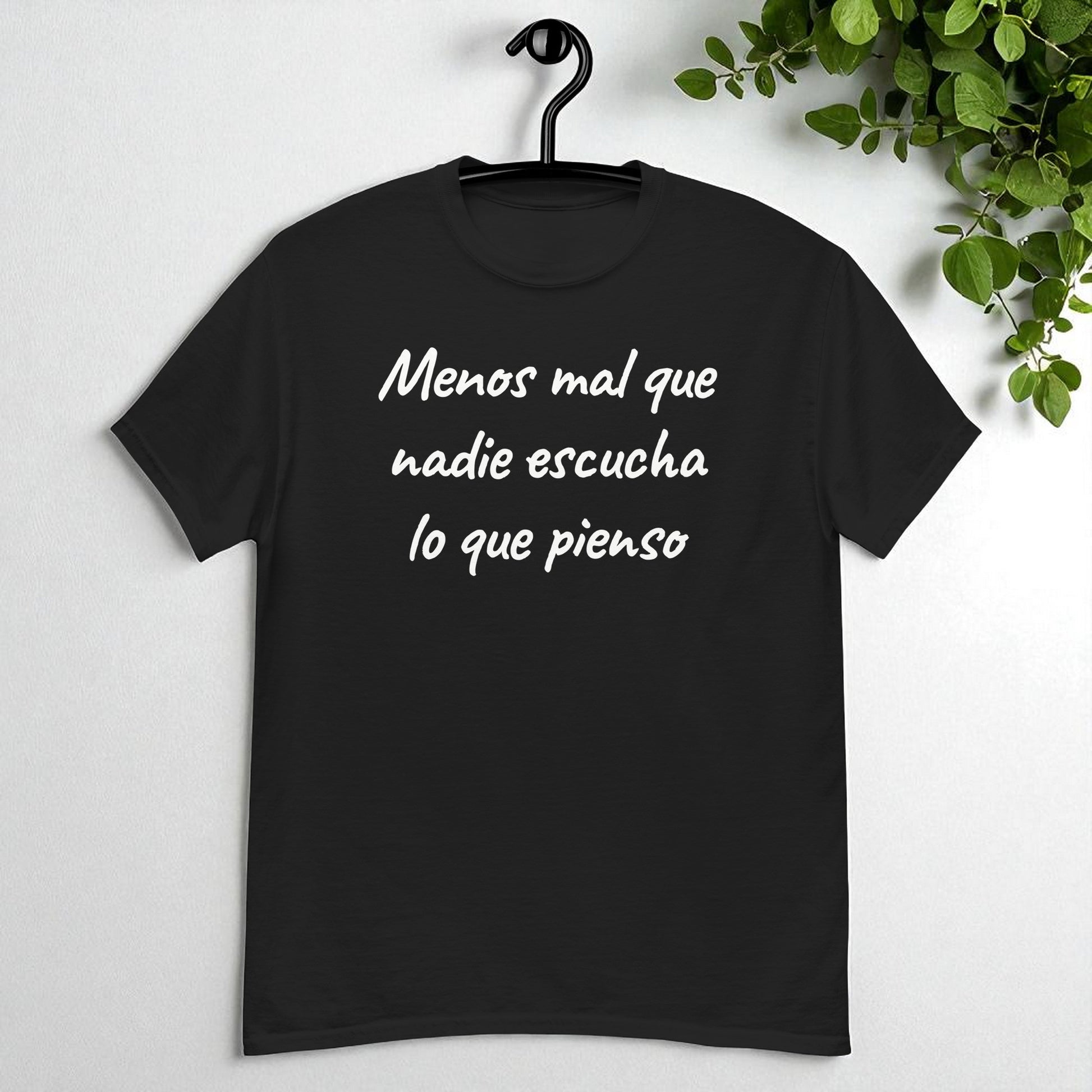 Camiseta negra en percha vista frontal con la frase menos mal que nadie escucha lo que pienso