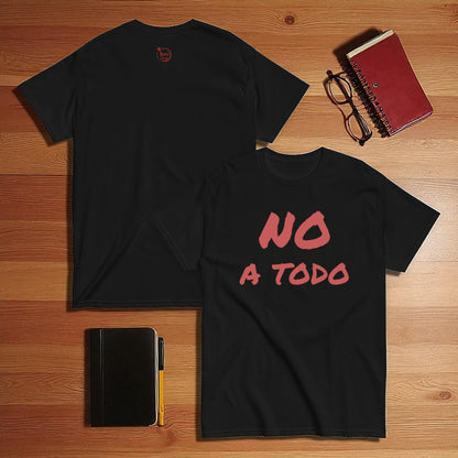 Camiseta negra con la frase no a todo en composicion flatlay con accesorios de escritorio