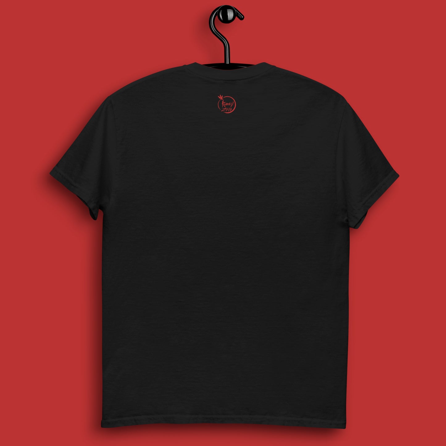 Camiseta negra en percha vista de espalda con logo Kuzen Saha con libélula