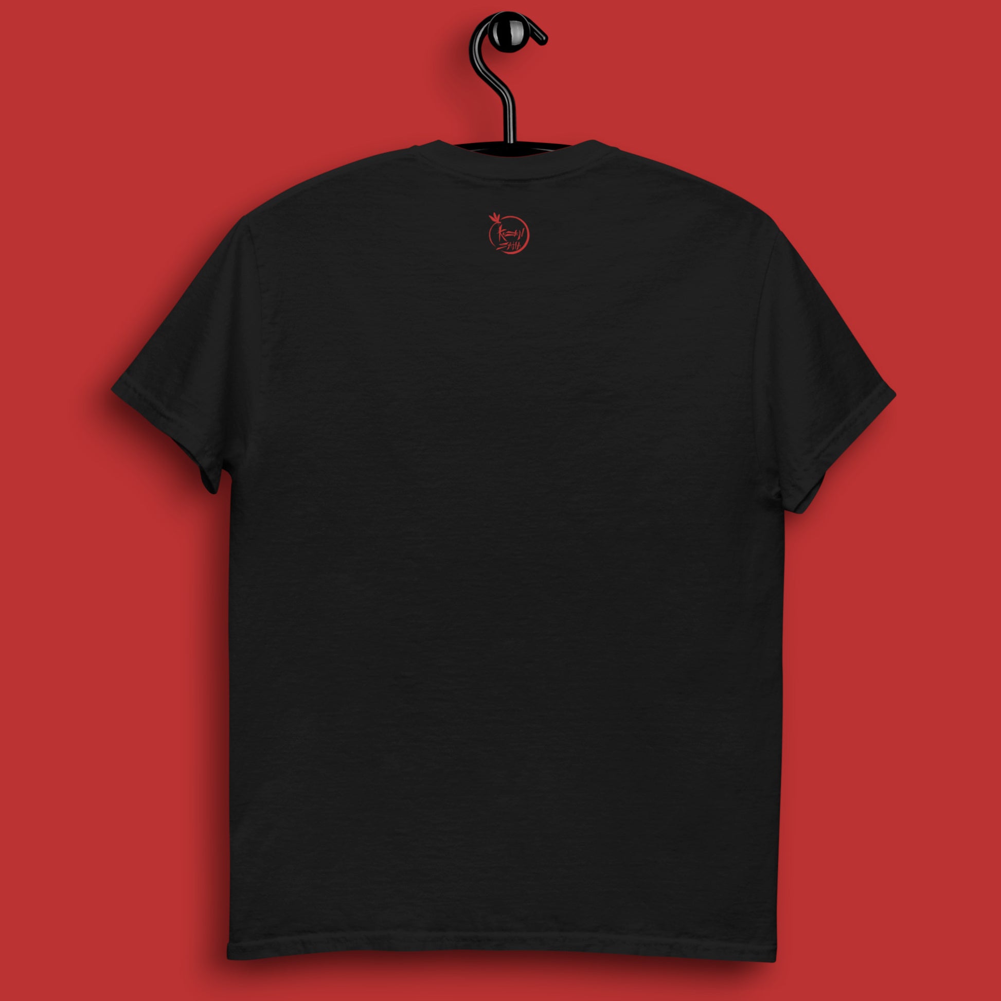 Camiseta negra en percha vista de espalda con logo Kuzen Saha con libélula