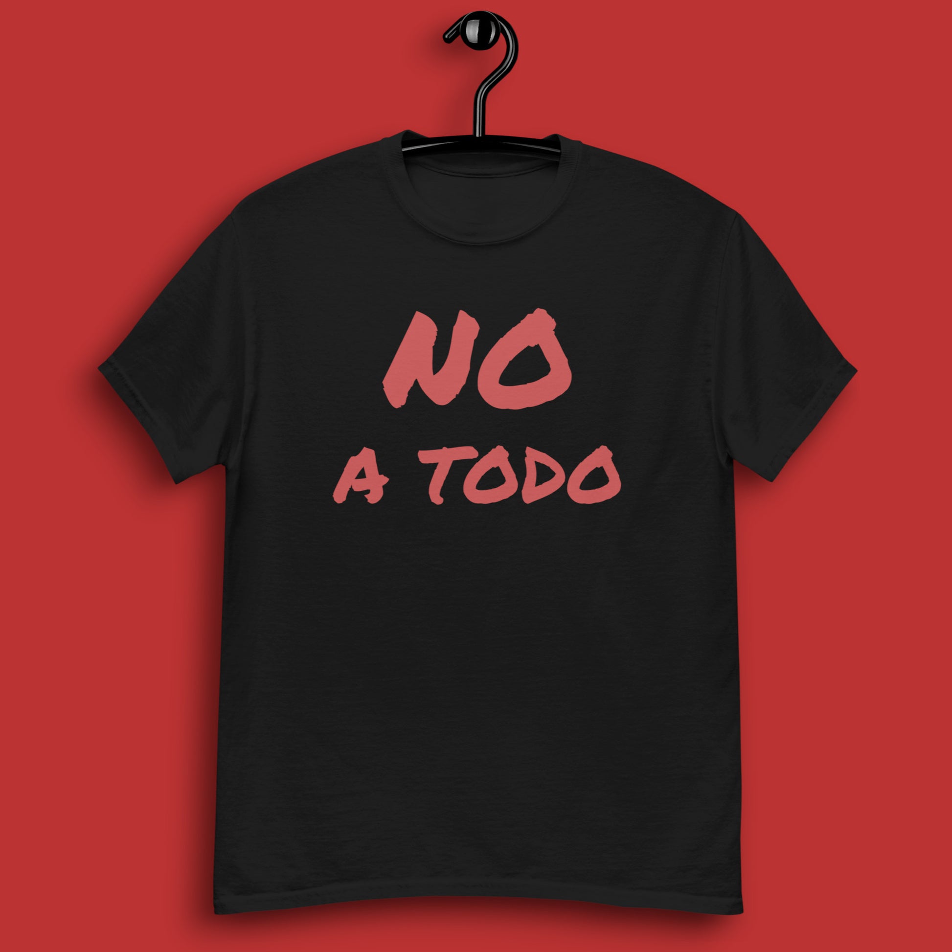 Camiseta negra en percha vista frontal con la frase no a todo