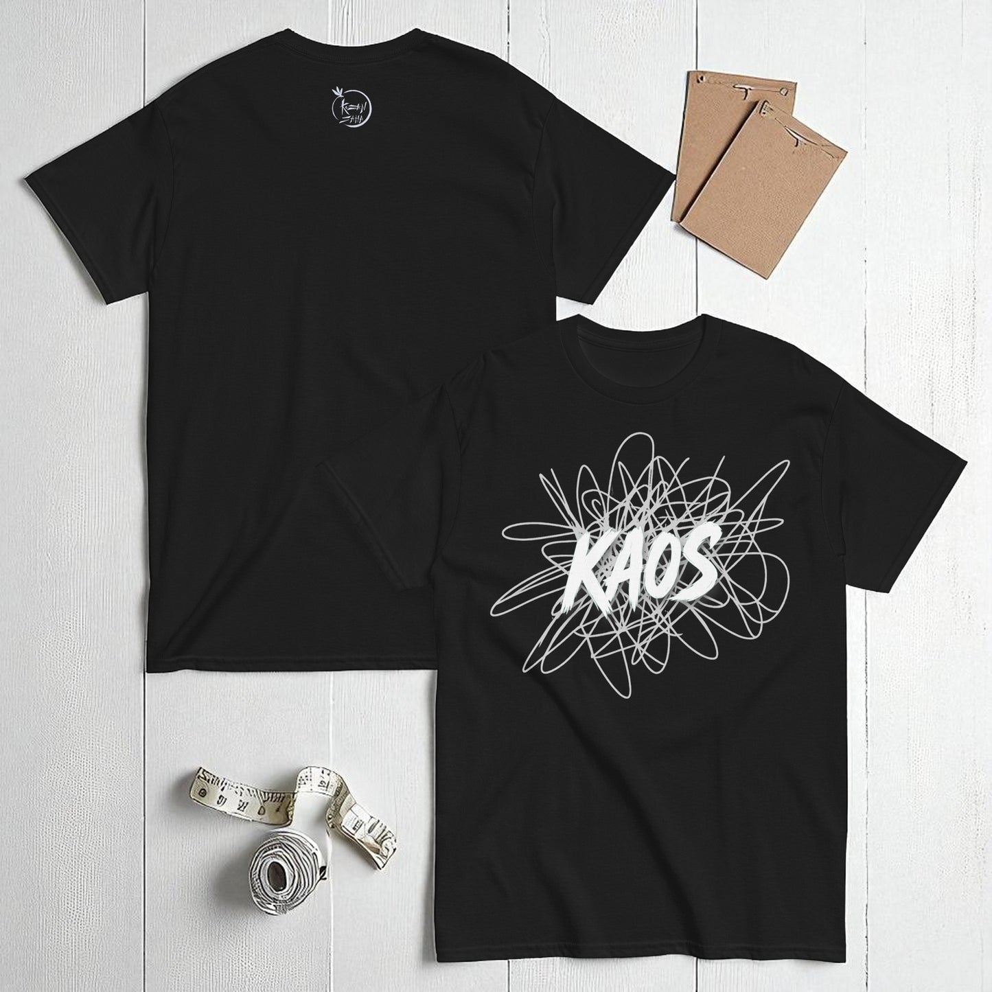 Composicion flatlay con camiseta negra y camiseta blanca kaos y accesorios